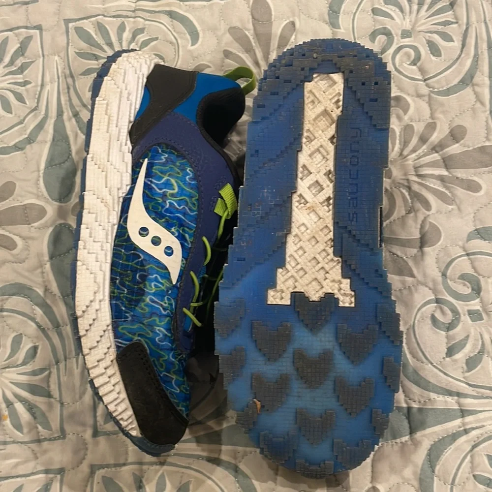 Kids tennis shoes barely worn - Picture 3 of 3